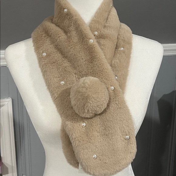 258. Elegant Tan Faux Fur Scarf with Pearls - Picture 3 of 4